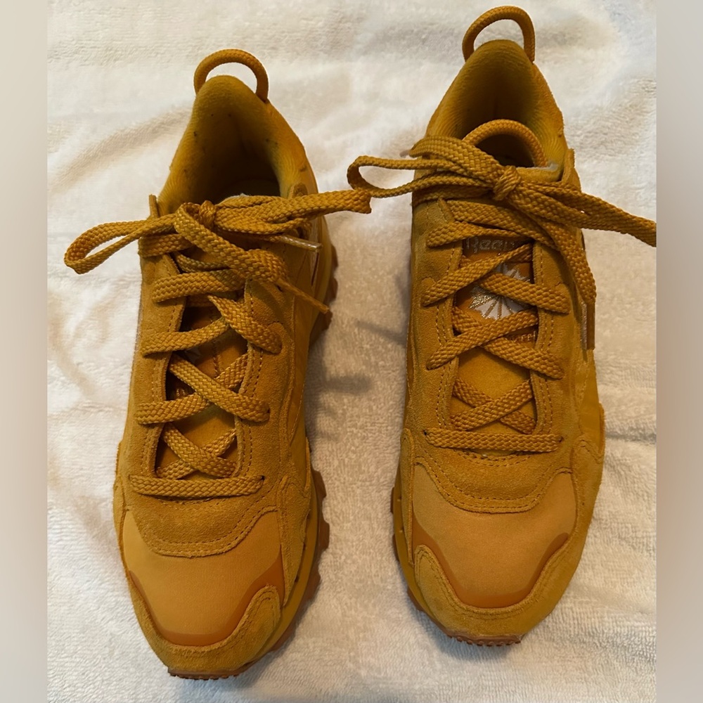 Cardi B Reebok size 7 they are a Nubuck mustard color women shoe